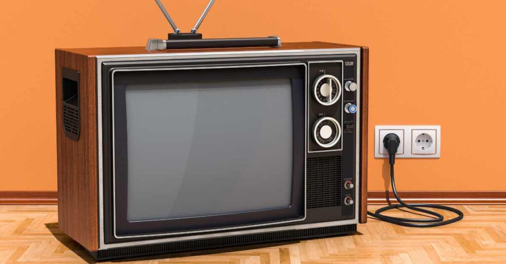 stari televizor ukljucen u struju